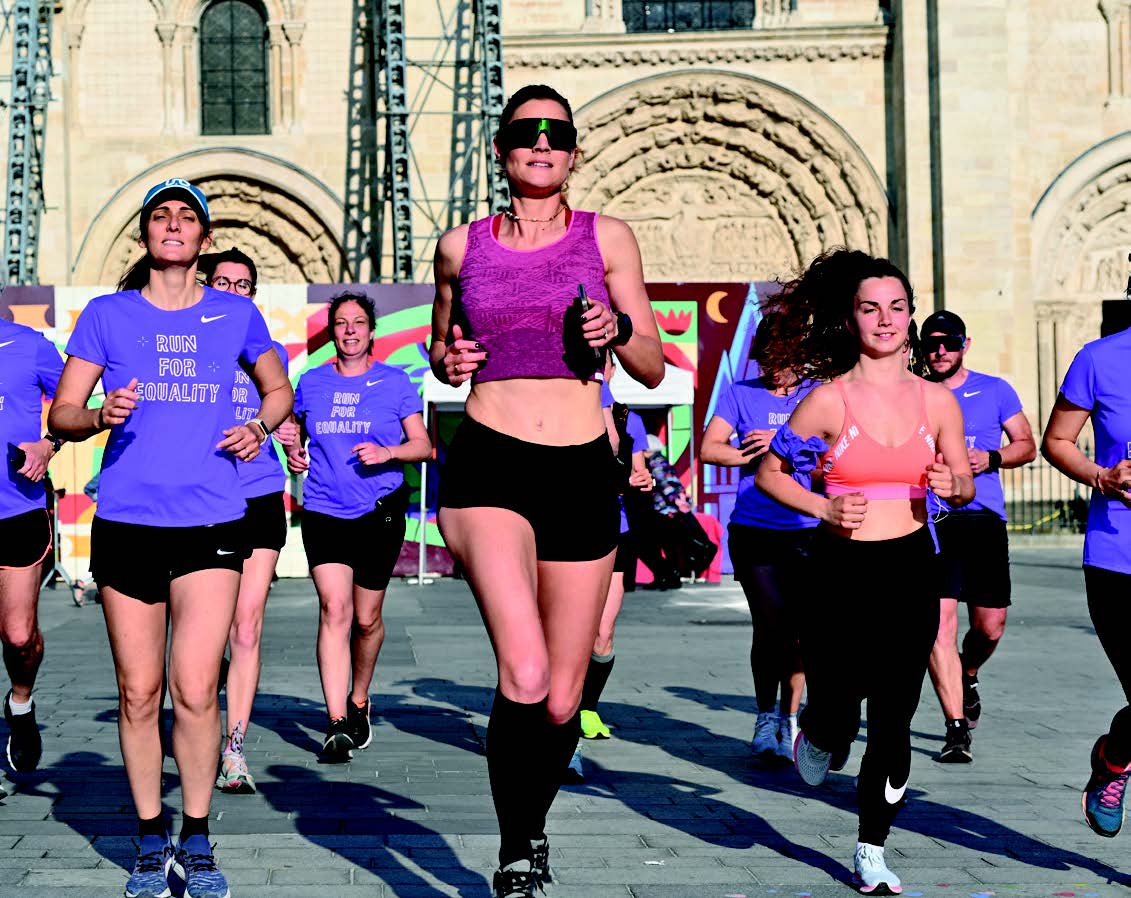 Femmes faisant du sport à Saint-Denis. Femme au premier plan portant un short et un haut court.